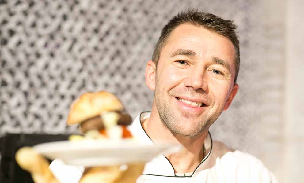 Ess Eventcatering junger koch präsentiert Burger Die Ess Klasse - Catering, Exklusives Catering für Business, Hochzeiten & Events in Salzburg, Wien und München
