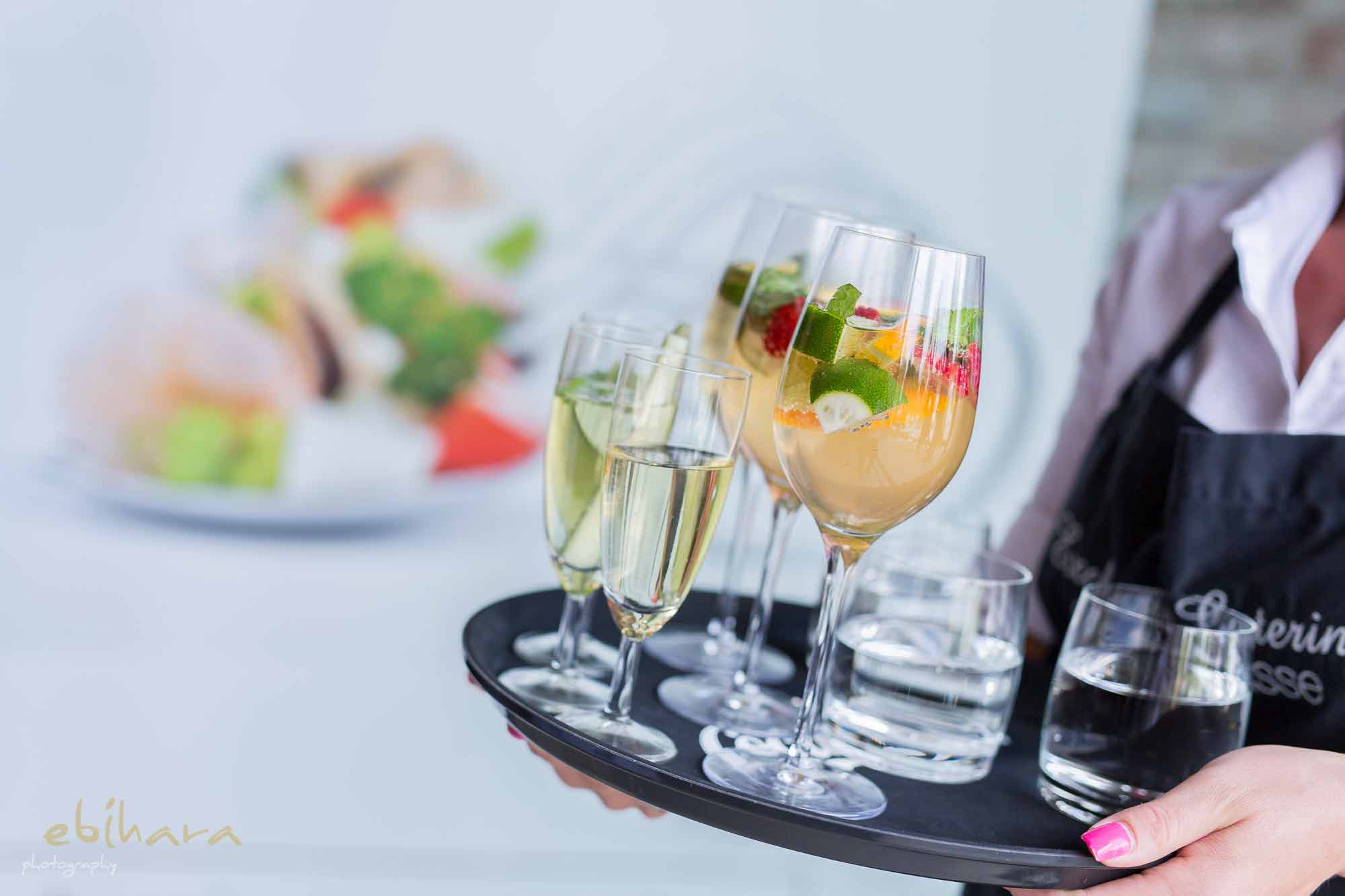 Ess Hochzeitscatering verschiedene Drinks wie Sekt und Cocktails auf einem Tablett präsentiert Die Ess Klasse - Catering, Exklusives Catering für Business, Hochzeiten & Events in Salzburg, Wien und München